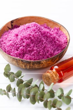 Doğal deniz tuzlu spa seti. Salon tedavisi daveti için spa konsepti veya şablonu. 