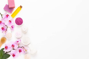 Spa aromaterapi kozmetik ürünler konsepti, orkide, bir metin için bir arkaplan, düz uzanma, yukarıdan görünüm.