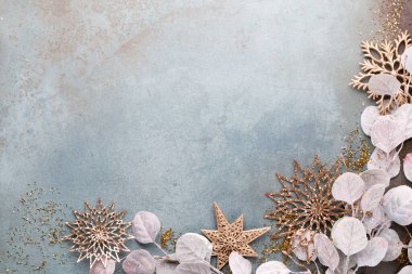 Klasik mavi arka planda güzel bir Noel çiçeği. Düz dizayn. Uzayı kopyala Yatay.