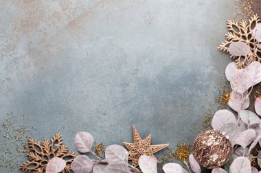 Klasik mavi arka planda güzel bir Noel çiçeği. Düz dizayn. Uzayı kopyala Yatay.