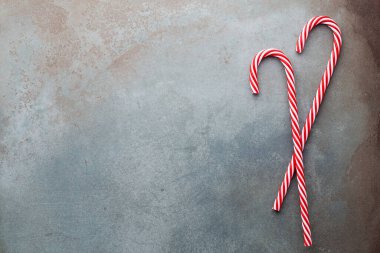 Noel şeker kamışı mavi arka planda yatıyordu. Düz yatış ve üst görünüm.