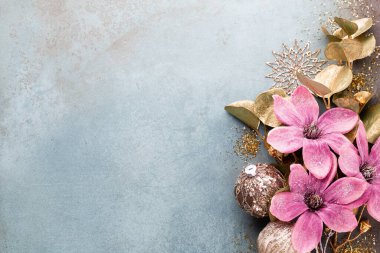 Klasik mavi arka planda güzel bir Noel çiçeği. Düz dizayn. Uzayı kopyala Yatay.