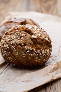 Ekmek arkaplan, üst görünüm, siyah ve çavdar somunları.