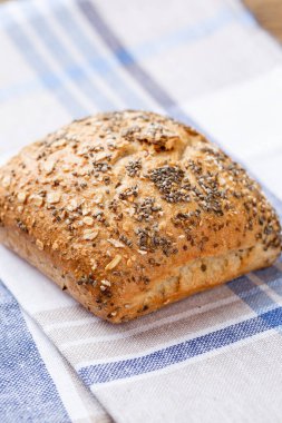 Koyu gri mutfak masasında taze pişmiş ekmek..