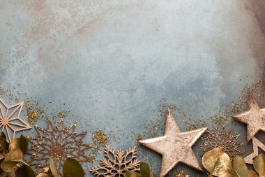 Klasik mavi arka planda güzel bir Noel çiçeği. Düz dizayn. Uzayı kopyala Yatay.