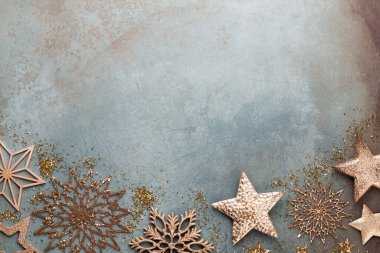 Klasik mavi arka planda güzel bir Noel çiçeği. Düz dizayn. Uzayı kopyala Yatay.