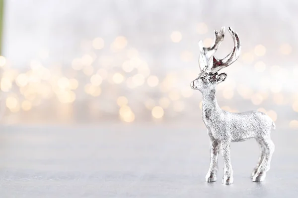 ボケ銀の背景にクリスマストナカイ クリスマスや新年のミニマルなコンセプト — ストック写真