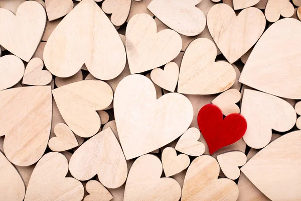Tahta Kalpler Tahta Kalp Arka Planında Kırmızı Bir Kalp — Stok fotoğraf