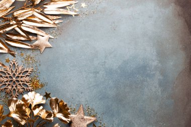 Klasik mavi arka planda güzel bir Noel çiçeği. Düz dizayn. Uzayı kopyala Yatay.
