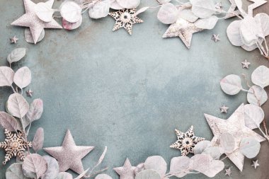 Yeni yıl kutlaması ve Noel arkaplanı okaliptüs ve Noel yıldızı süslemeleri..