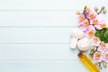 Spa aromaterapi arka planı, basit orkide çiçekleriyle süslenmiş çeşitli güzellik ürünleri..
