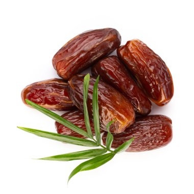 Kuru tarihler beyaz arkaplanda izole edilmiş. Üst Manzara. Düz uzanma deseni.