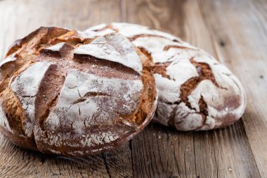 Ekmek arkaplan, üst görünüm, siyah ve çavdar somunları.