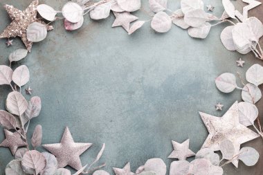 Yeni yıl kutlaması ve Noel arkaplanı okaliptüs ve Noel yıldızı süslemeleri..