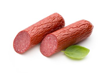 Salam dilimleri. Beyaz bir arka planda izole edilmiş. sosis kesimi.