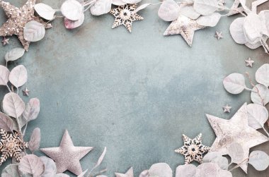 Yeni yıl kutlaması ve Noel arkaplanı okaliptüs ve Noel yıldızı süslemeleri..