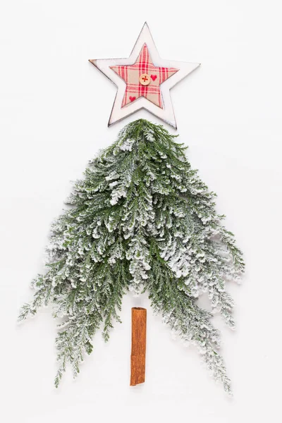 Der Weihnachtsbaum Lag Flach Auf Dem Weißen Hintergrund Neujahrskonzept Kopierraum — Stockfoto