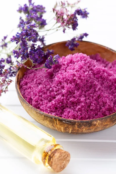 Doğal deniz tuzlu spa seti. Salon tedavisi daveti için spa konsepti veya şablonu. 