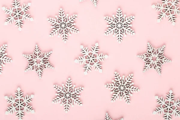 Fondo Navidad Decoraciones Nieve Blanca Sobre Fondo Rosa —  Fotos de Stock