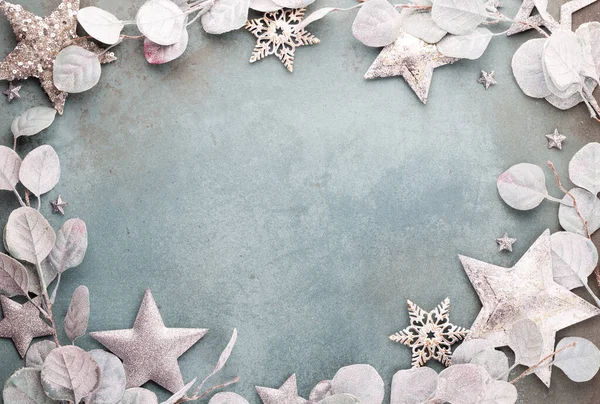 Yeni yıl kutlaması ve Noel arkaplanı okaliptüs ve Noel yıldızı süslemeleri..