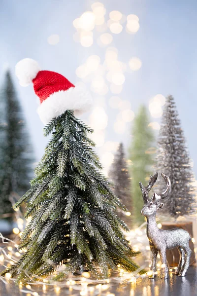 Choinka Niebieskim Tle Bokeh — Zdjęcie stockowe