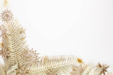 Noel kompozisyonu. Beyaz arka plandaki dekorasyonlar. Noel, kış, yeni yıl konsepti. Düz konum, üst görünüm, kopyalama alanı