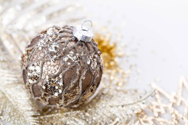 Noel kompozisyonu. Beyaz arka plandaki dekorasyonlar. Noel, kış, yeni yıl konsepti. Düz konum, üst görünüm, kopyalama alanı