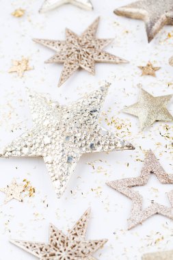 Noel kompozisyonu. Beyaz arka plandaki dekorasyonlar. Noel, kış, yeni yıl konsepti. Düz konum, üst görünüm, kopyalama alanı