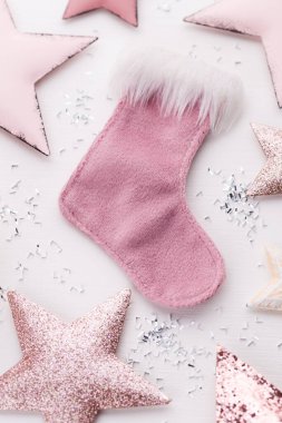 Noel kompozisyonu. Beyaz arka plandaki dekorasyonlar. Noel, kış, yeni yıl konsepti. Düz konum, üst görünüm, kopyalama alanı