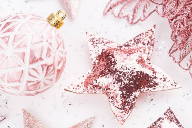 Noel kompozisyonu. Beyaz arka plandaki dekorasyonlar. Noel, kış, yeni yıl konsepti. Düz konum, üst görünüm, kopyalama alanı