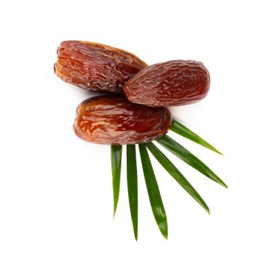 Kuru tarihler beyaz arkaplanda izole edilmiş. Üst Manzara. Düz uzanma deseni.