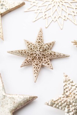 Noel kompozisyonu. Beyaz arka plandaki dekorasyonlar. Noel, kış, yeni yıl konsepti. Düz konum, üst görünüm, kopyalama alanı