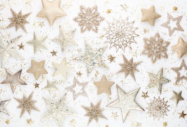 Noel kompozisyonu. Beyaz arka plandaki dekorasyonlar. Noel, kış, yeni yıl konsepti. Düz konum, üst görünüm, kopyalama alanı