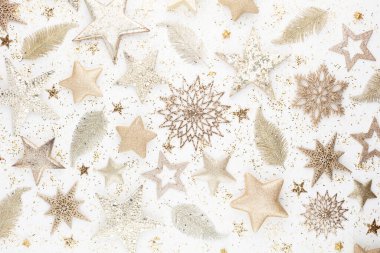 Noel kompozisyonu. Beyaz arka plandaki dekorasyonlar. Noel, kış, yeni yıl konsepti. Düz konum, üst görünüm, kopyalama alanı