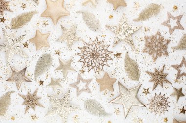 Noel kompozisyonu. Beyaz arka plandaki dekorasyonlar. Noel, kış, yeni yıl konsepti. Düz konum, üst görünüm, kopyalama alanı