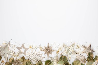 Noel kompozisyonu. Beyaz arka plandaki dekorasyonlar. Noel, kış, yeni yıl konsepti. Düz konum, üst görünüm, kopyalama alanı