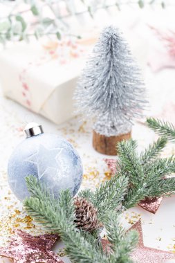 Yeni yıl kutlaması ve Noel arkaplan ağacı ve Noel baloları üst manzara..