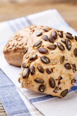 Koyu gri mutfak masasında taze pişmiş ekmek..