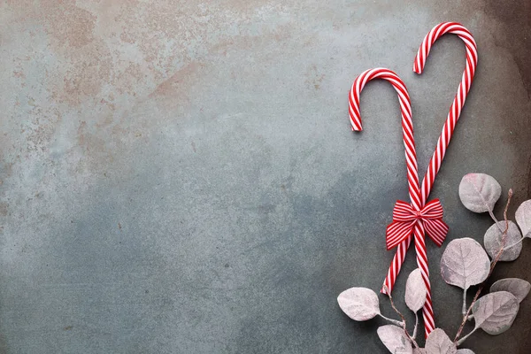Bastón Caramelo Navidad Mintió Sobre Fondo Azul Plano Vista Superior — Foto de Stock