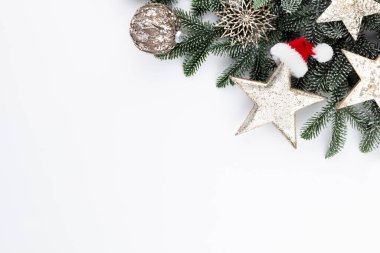 Beyaz zemin üzerinde köknar ağacı dalları Noel kompozisyonu.