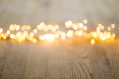 Noel tebrik kartı. Bokeh arka planında şenlik dekorasyonu. Yeni yıl konsepti. Uzayı kopyala Düz yatıyordu. Üst görünüm.