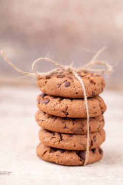Kırsal ahşap masada taze pişmiş çikolatalı kurabiyeler. 