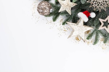 Beyaz zemin üzerinde köknar ağacı dalları Noel kompozisyonu.