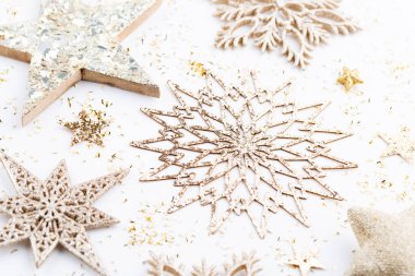 Noel kompozisyonu. Beyaz arka plandaki dekorasyonlar. Noel, kış, yeni yıl konsepti. Düz konum, üst görünüm, kopyalama alanı