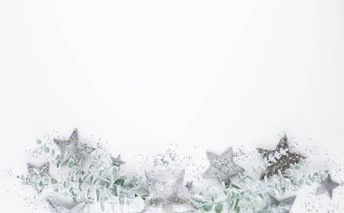 Noel kompozisyonu. Beyaz arka plandaki dekorasyonlar. Noel, kış, yeni yıl konsepti. Düz konum, üst görünüm, kopyalama alanı