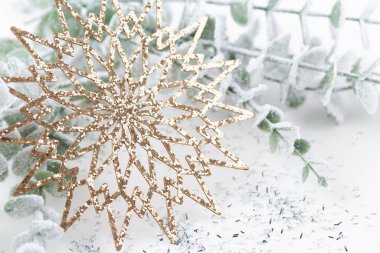 Noel kompozisyonu. Beyaz arka plandaki dekorasyonlar. Noel, kış, yeni yıl konsepti. Düz konum, üst görünüm, kopyalama alanı