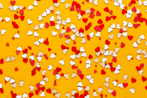 Małe Drewniane Serduszka Żółtym Tle Kreatywny Pomysł Walentynki Kartka Życzeniami — Zdjęcie stockowe