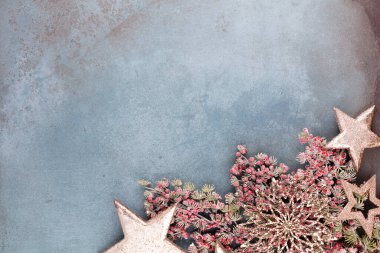 Noel kompozisyonu köknar ağacı dalları, mavi arka planda altın göğüs..