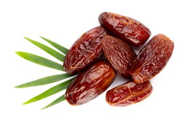 Kuru tarihler beyaz arkaplanda izole edilmiş. Üst Manzara. Düz uzanma deseni.