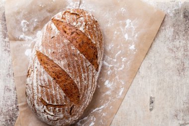 Koyu gri mutfak masasında taze pişmiş ekmek..